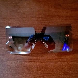 Shades for all occasions (accessories)